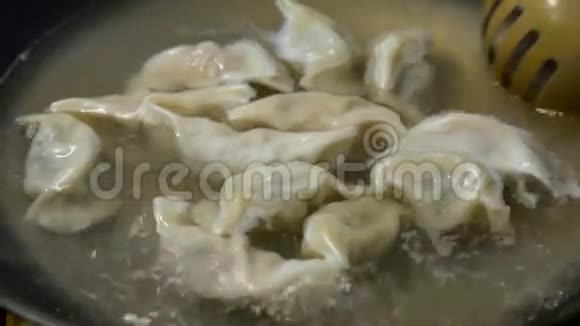 在煎锅里做饺子的特写镜头视频的预览图