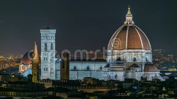 从米开朗基罗PiazzaleMichelangelo观赏佛罗伦萨夜间时间的圣母玛利亚教堂视频的预览图