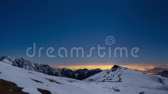 都灵城灯火通明从白雪覆盖的阿尔卑斯山俯瞰全景月光皎洁意大利视频的预览图