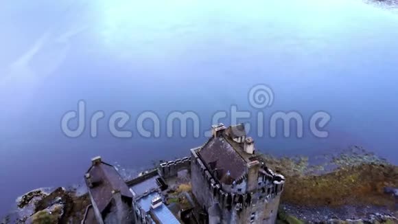 位于苏格兰高地杜伊奇湖的艾琳多南城堡鸟瞰图视频的预览图