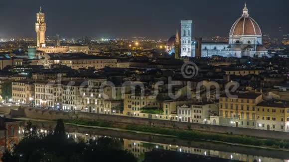 在托斯卡纳佛罗伦萨著名的阿尔诺弗塔瓦奇奥古塔和圣母玛利亚教堂在夜间视频的预览图
