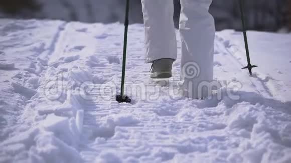 脚脚很陡徒步旅行慢动作冬天的雪景娱乐活动度假旅游视频的预览图