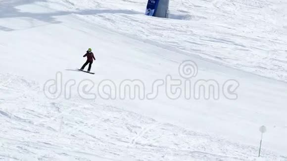 极端自由滑雪板滑雪山视频的预览图