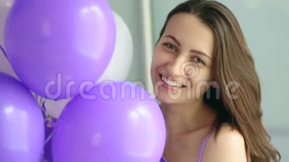 带着气球微笑的女人视频的预览图
