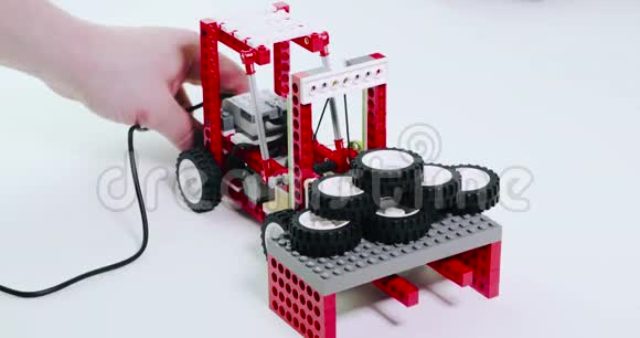 儿童建设者装载机举起玩具车轮视频的预览图