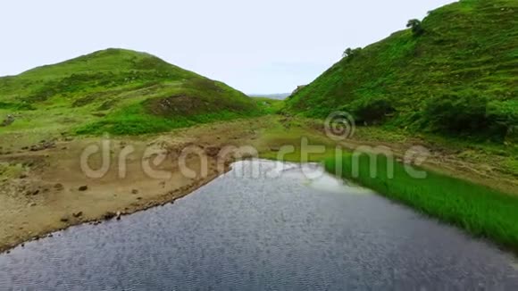 通过苏格兰高地著名的格伦科山谷的无人机飞行视频的预览图