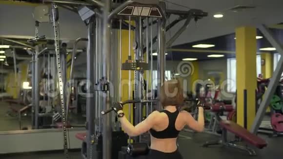 一位活跃的妇女从事胸肌发育的运动视频的预览图