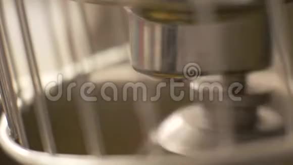 在面包房厨房的自动搅拌机中将面团搅拌均匀视频的预览图