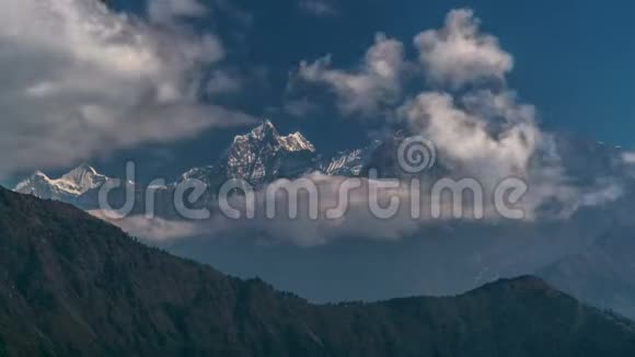 云层在喜马拉雅山脉移动视频的预览图