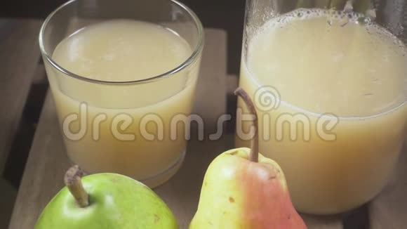 玻璃杯中的慢动作果汁和梨子中的蜕膜视频的预览图