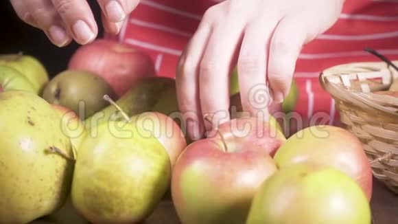 慢动作女人把苹果放进篮子里视频的预览图