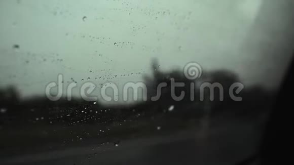 从雨中的汽车挡风玻璃里滴着水视频的预览图