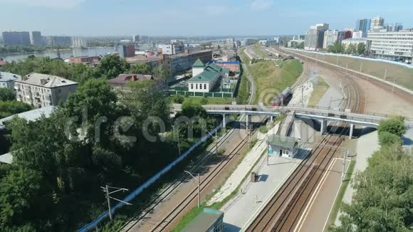 大城市铁路上的桥空中射击视频的预览图