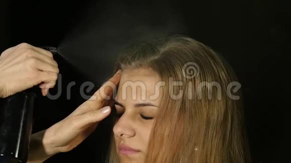 美容师正在为美容院的女性客户用梳子分离一根头发慢动作视频的预览图