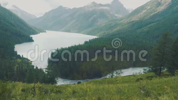 库切尔拉湖上日出可以看到俄罗斯阿尔泰共和国的贝鲁卡山视频的预览图