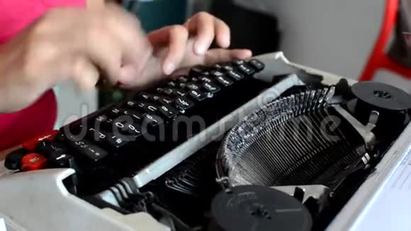 女人在老式迷你打字机上打字视频的预览图