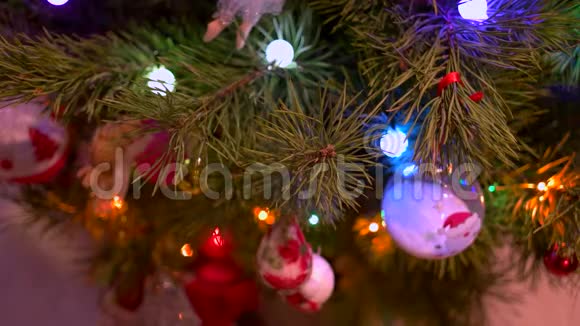 新年树有玩具和闪烁的灯光视频的预览图