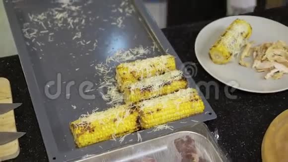 在烤架上煮玉米和鸡肉视频的预览图
