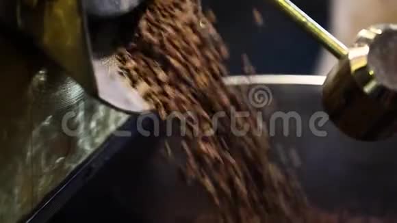 咖啡处理冷却机中的烤豆视频的预览图
