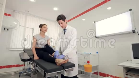 男医生检查病人腿部医学预约概念4K视频的预览图
