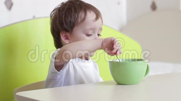 男孩独自吃饭视频的预览图