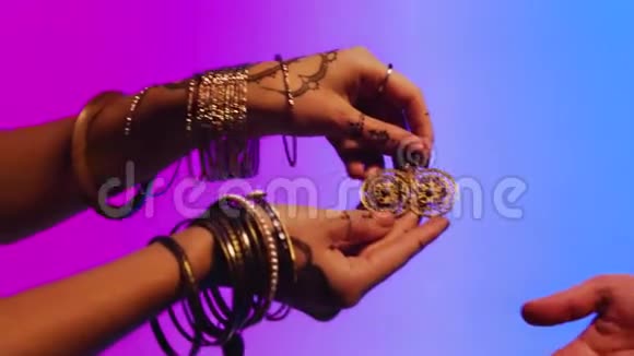 印度女人手里拿着耳环库存女人送男人首饰作为友谊的象征视频的预览图