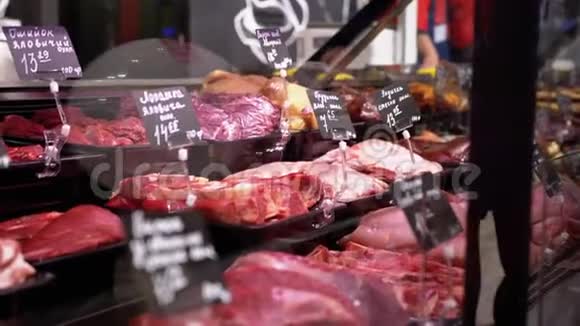店内陈列柜上附有价格标签的新鲜生肉视频的预览图