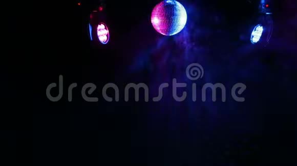 工作照明光线和烟雾机烟雾中迪斯科舞厅的镜球视频的预览图