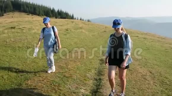 旅游姑娘们沿着山路走视频的预览图