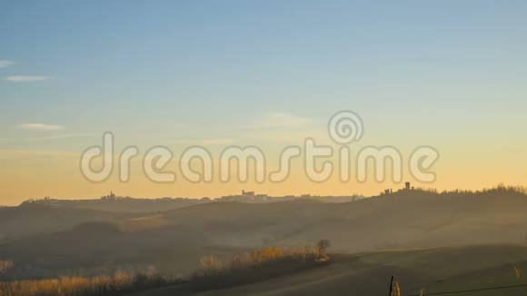 从蒙弗拉特山上的一座山上俯瞰阿尔卑斯山日落的全景视频的预览图