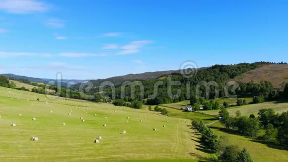 苏格兰绿色田野和农田上的草捆飞行视频的预览图