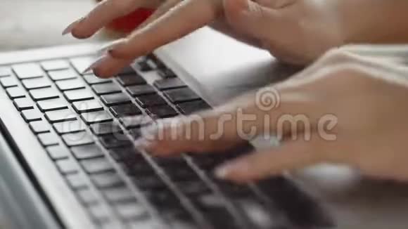 女人用手在笔记本电脑键盘上打字视频的预览图