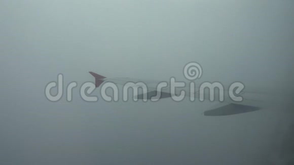 雾中飞行的机翼视频的预览图