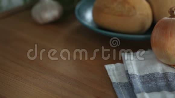 木板上切面包的特写视频的预览图