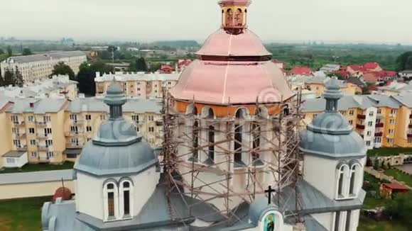 空中飞越大教堂4K视频的预览图