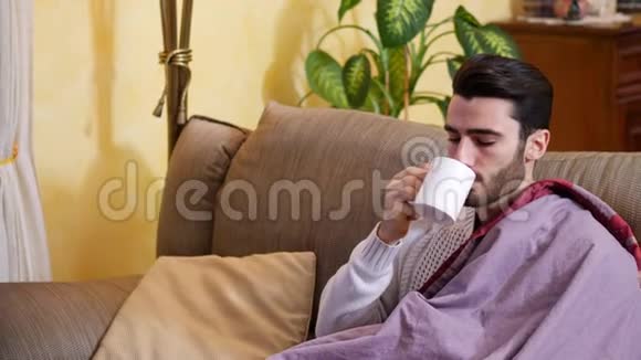 患流感的年轻人喝凉茶视频的预览图