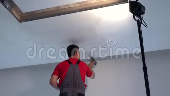 专业建筑工人用石膏吊顶视频的预览图
