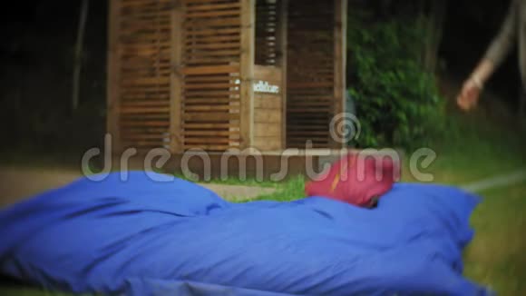 年轻女子躺在公园的一个休息区软软的泡芙上视频的预览图