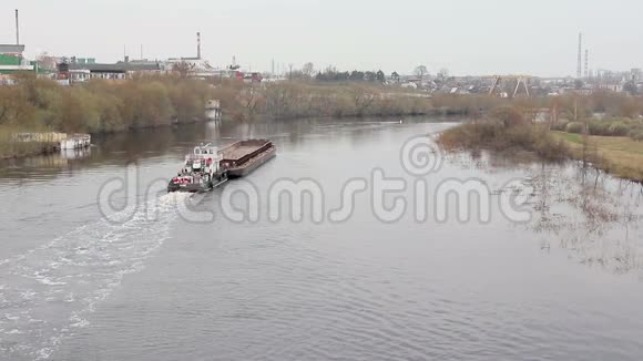 船在河上拖着一艘驳船上面的景色视频的预览图