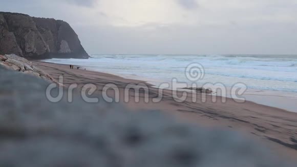 葡萄牙普拉亚格兰德海滩日落视频的预览图