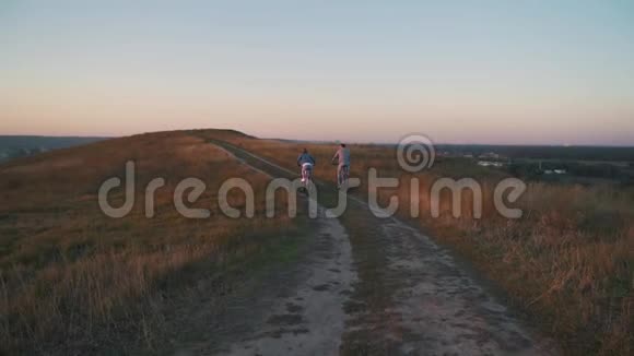 一对夫妇正在乡下骑自行车视频的预览图