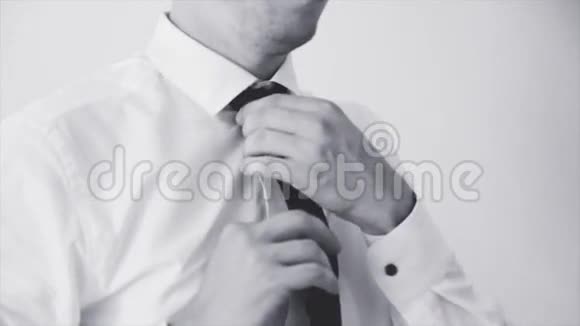 新郎戴着黑色和白色的领带视频的预览图