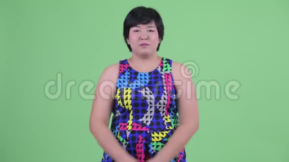 快乐年轻体重超标的亚洲女人想参加派对视频的预览图