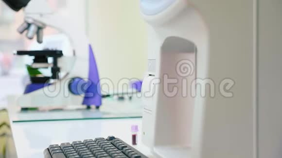 兽医实验室验血机特写镜头视频的预览图