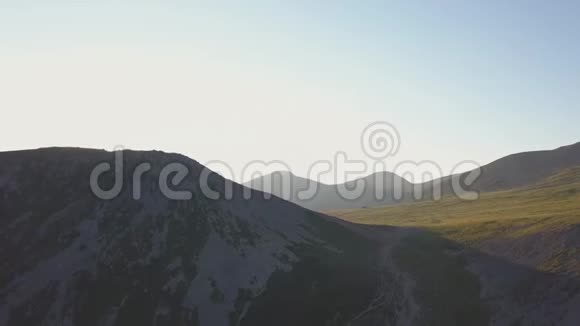 长而缓慢的空中拍摄美丽的绿色山脉剪辑美丽的山脉视频的预览图