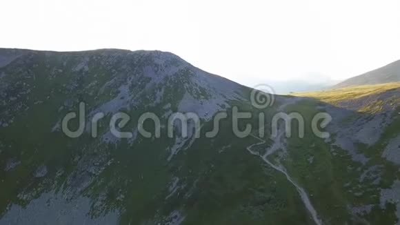 长而缓慢的空中拍摄美丽的绿色山脉剪辑美丽的山脉视频的预览图