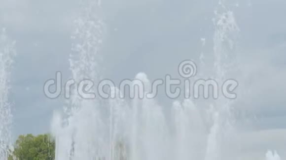 喷泉里的水流视频的预览图
