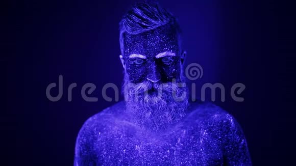 紫外线下一个可怕的胡子男人特写的一张脸视频的预览图