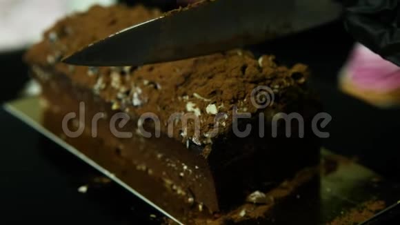 将双手放入碎块将美味的巧克力甜点放入碎块视频的预览图