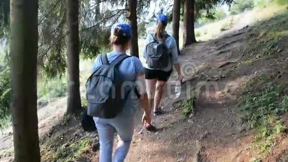 旅游姑娘们沿着山路走视频的预览图